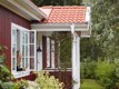 Rött hus med vita knutar med gammaldags fönster